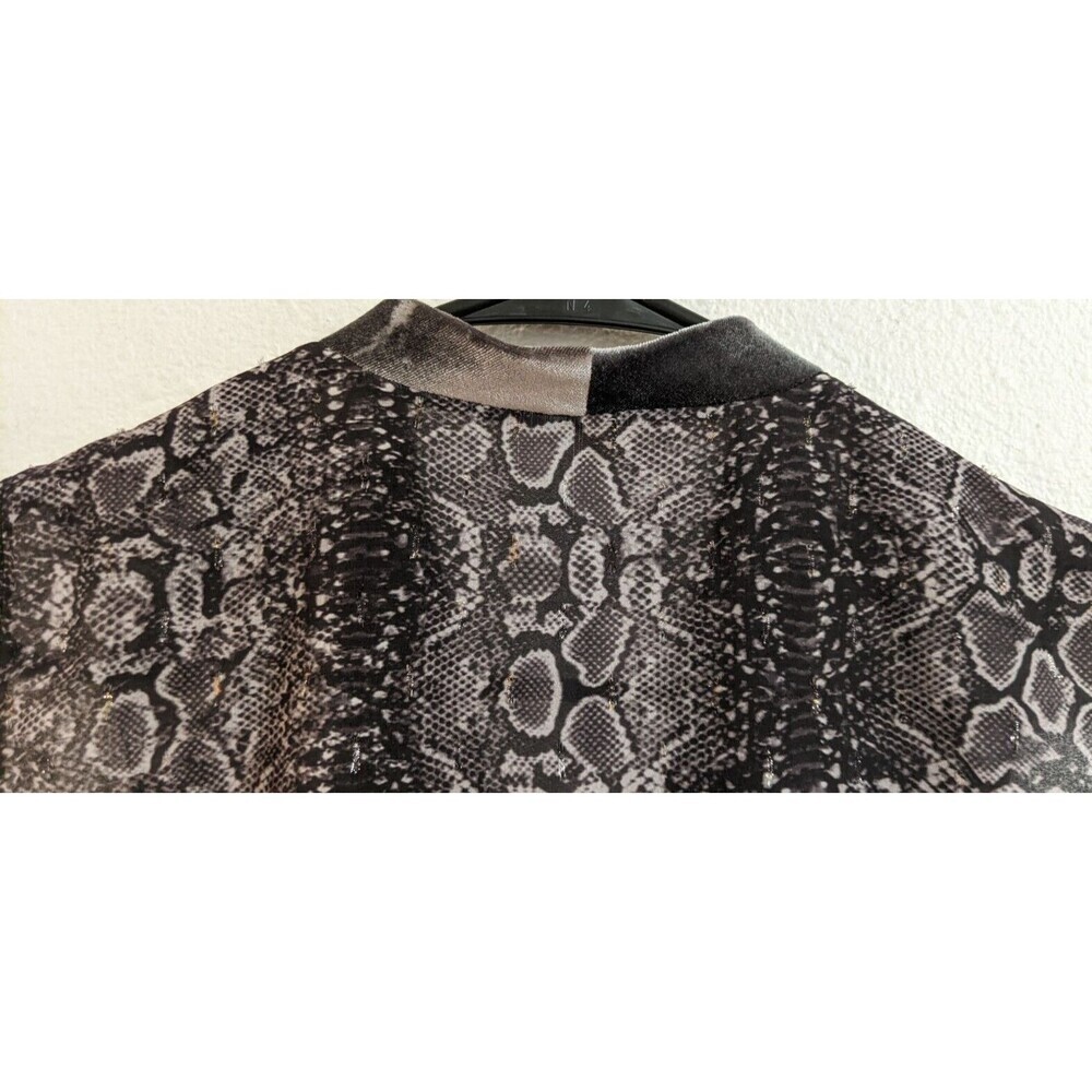 Women's T Tahari V-Neck Snake Print Sleeveless Gold Chain Accent Blouse Small - Picture 9 of 12